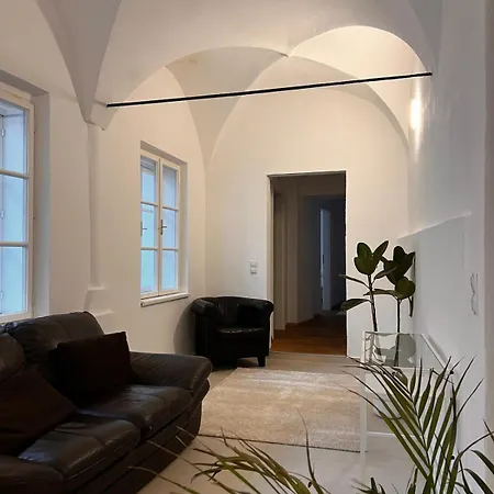 Iconic Historic 3br - Balcony, Wifi & Netflix