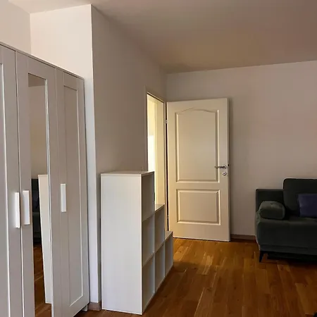 Iconic Historic 3br - Balcony, Wifi & Netflix Apartment *