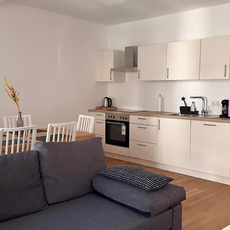 Iconic Historic 3br - Balcony, Wifi & Netflix Apartment *