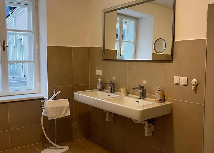 Iconic Historic 3br - Balcony, Wifi & Netflix *